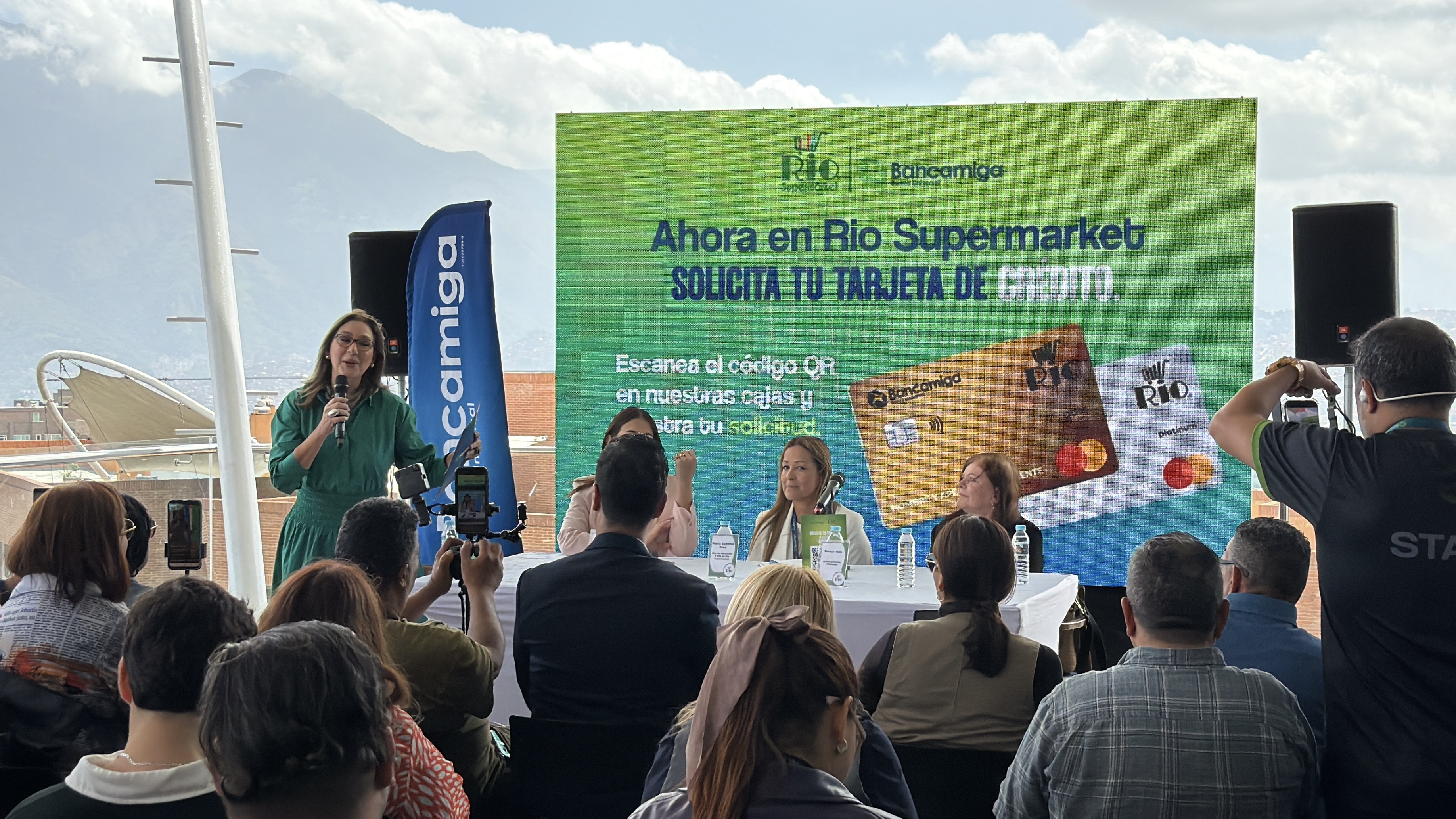 Río Supermarket y Bancamiga entregan más de 2.000 tarjetas de crédito en Caracas