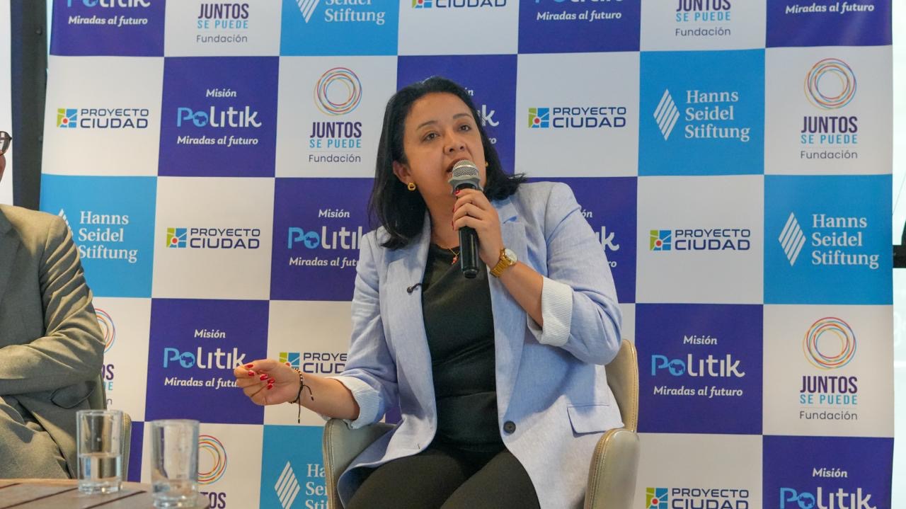 Gaby Arellano expone retos de seguridad y marcos jurídicos en las relaciones binacionales Colombia-Venezuela durante panel en Bogotá